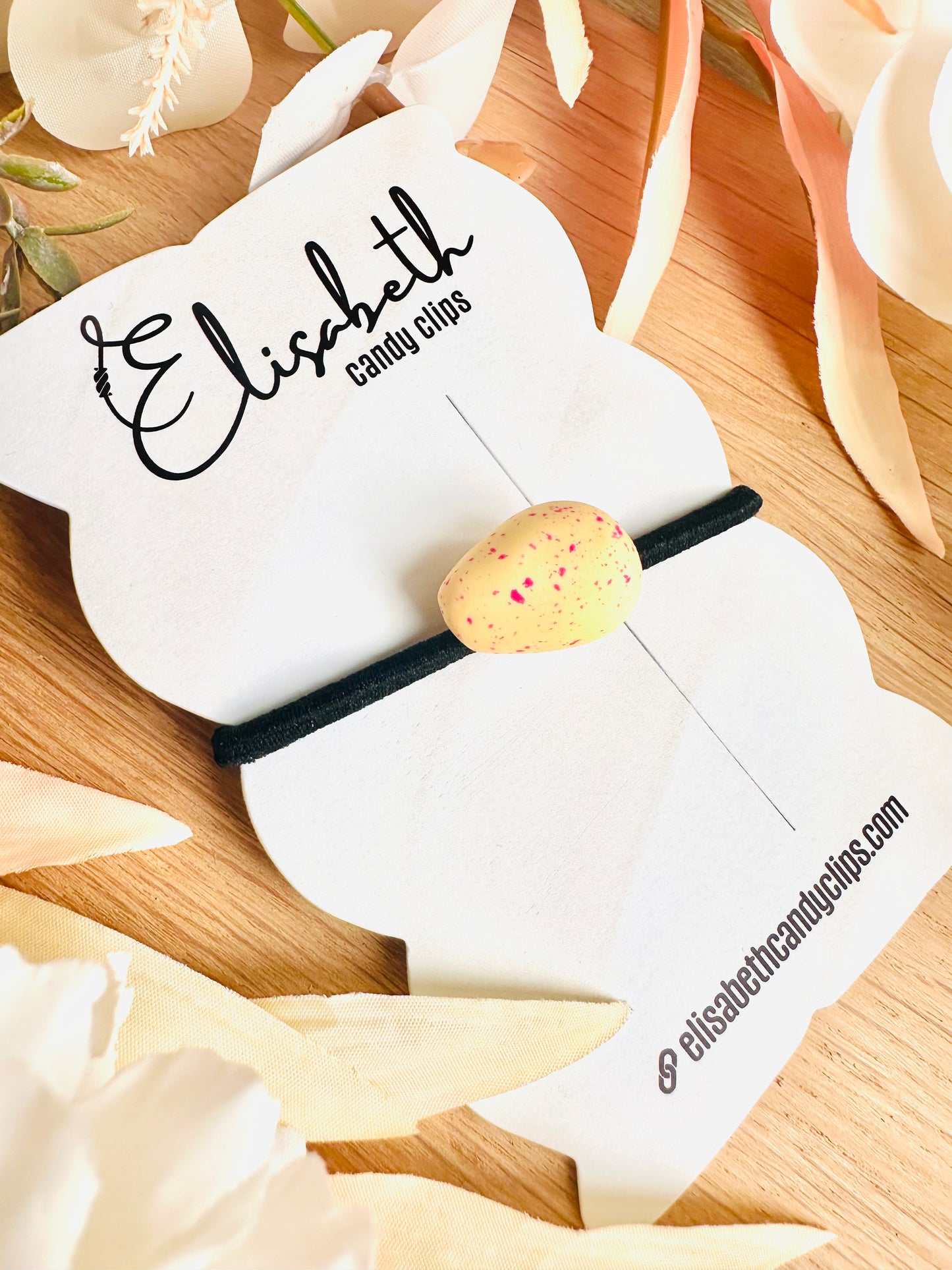 Elastiek paaseitje spikkels zachtgeel