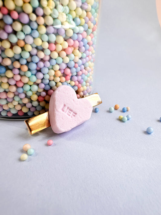 Speldje goud hartje klein 'lief' - roze