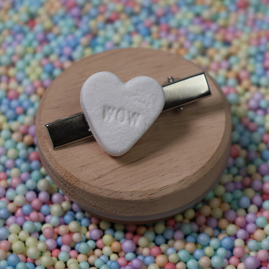 Speldje hartje klein 'wow' - wit