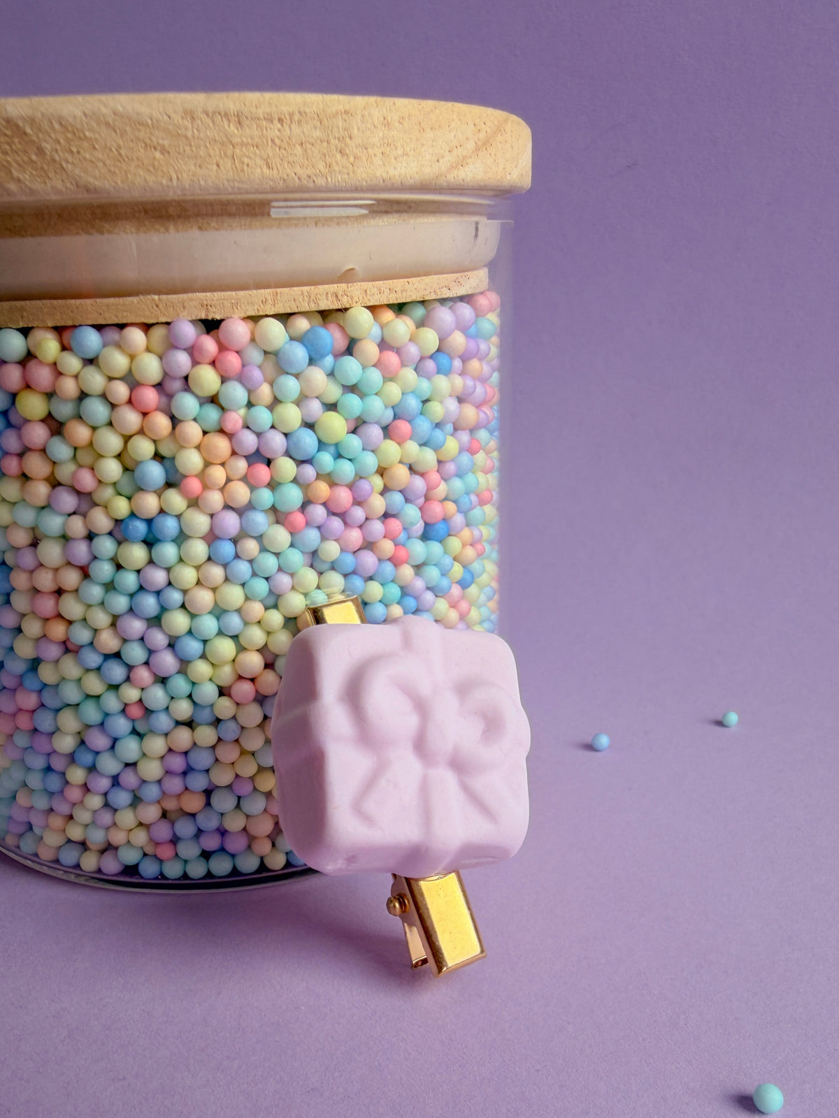 PRE ORDER Speldje goud schuimpje 'Cadeau' roze