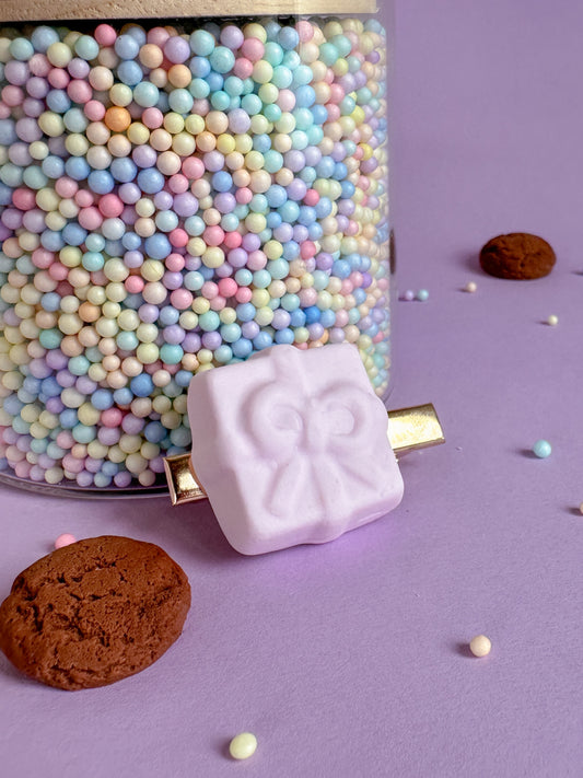 Speldje goud schuimpje 'cadeau' roze